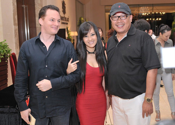 Ca sĩ Hồng Nhung cùng ông xã người ngoại quốc đi dự tiệc. Cả hai rạng rỡ chụp hình lưu niệm cùng doanh nhân Khải Silk. Ca sĩ Hồng Nhung cùng ông xã người ngoại quốc đi dự tiệc. Cả hai rạng rỡ chụp hình lưu niệm cùng doanh nhân Khải Silk.