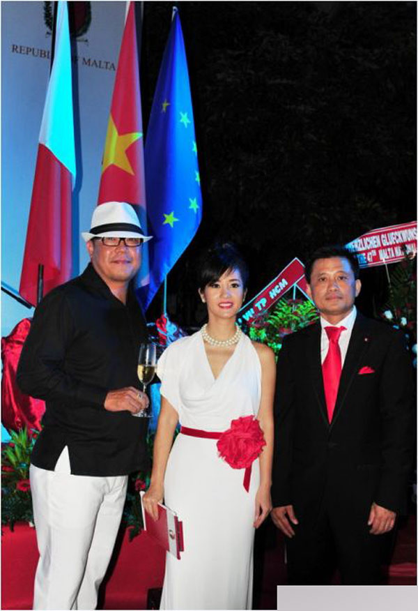 Doanh nhân thành đạt Khải Silk cũng thường xuyên có mặt trong các sự kiện trọng đại của ca sỹ Hồng Nhung. Doanh nhân thành đạt Khải Silk cũng thường xuyên có mặt trong các sự kiện trọng đại của ca sỹ Hồng Nhung.