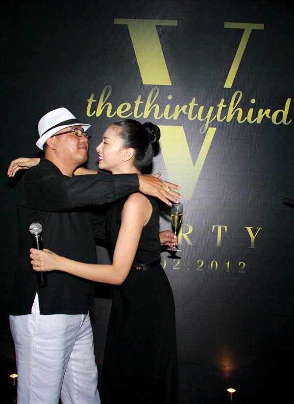 Cái ôm chân tình giữa Ngô Thanh Vân và đại gia nức tiếng Sài thành Khaisilk. Cái ôm chân tình giữa Ngô Thanh Vân và đại gia nức tiếng Sài thành Khaisilk.