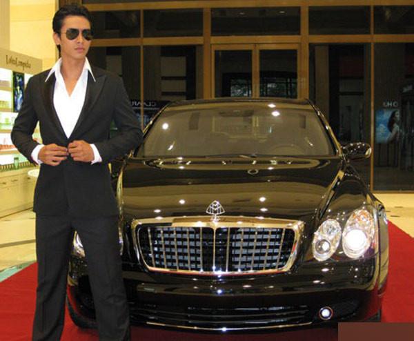 Siêu mẫu Hồ Đức Vĩnh thường xuyên chụp hình cho thương hiệu thời trang cao cấp Khaisilk. Siêu mẫu Hồ Đức Vĩnh thường xuyên chụp hình cho thương hiệu thời trang cao cấp Khaisilk.