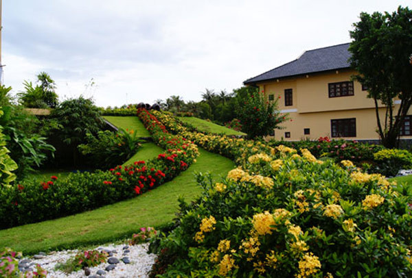 ...hoặc đến từ cây cầu nhỏ bắc hờ hững qua dòng suối hiền hòa dẫn đến khu vườn rợp bóng hoa, tĩnh lặng và thoảng vị ẩm ướt… ...hoặc đến từ cây cầu nhỏ bắc hờ hững qua dòng suối hiền hòa dẫn đến khu vườn rợp bóng hoa, tĩnh lặng và thoảng vị ẩm ướt…