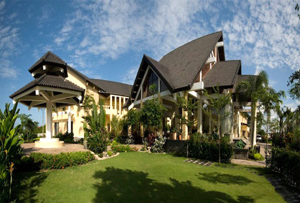 …hay đến từ những góc khuất nơi hành lang còn in dài những vệt nắng đuổi bắt nhau lúc chiều tà. …hay đến từ những góc khuất nơi hành lang còn in dài những vệt nắng đuổi bắt nhau lúc chiều tà.