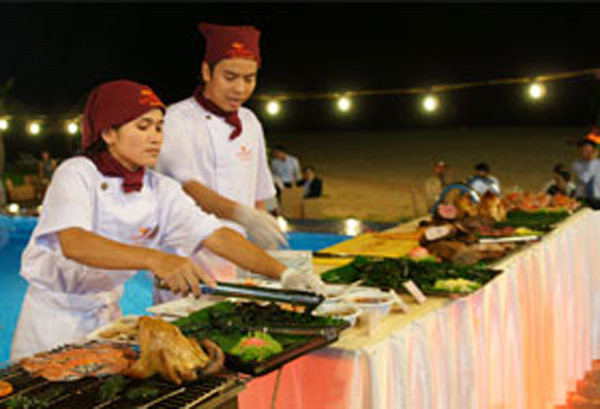 ...hoặc thức ăn do những chuyên gia ẩm thực từ địa phương thực hiện. ...hoặc thức ăn do những chuyên gia ẩm thực từ địa phương thực hiện.