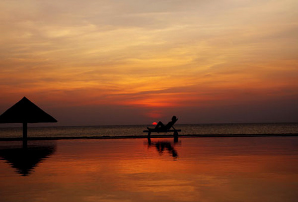 Du khách có thể thư giãn, trải mình bên bờ biển và tiêu khiển với những màn trình diễn của bartender cùng các trò chơi. Du khách có thể thư giãn, trải mình bên bờ biển và tiêu khiển với những màn trình diễn của bartender cùng các trò chơi.