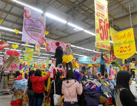 Các gian hàng quần áo lúc nào cũng đông khách. Các gian hàng quần áo lúc nào cũng đông khách.