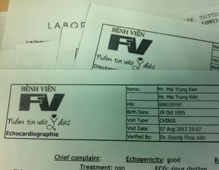 Hồ sơ điều trị tại Bệnh viện FV của ông Mai Trung Kiên. Ảnh: Thiên Chương, VNE Hồ sơ điều trị tại Bệnh viện FV của ông Mai Trung Kiên. Ảnh: Thiên Chương, VNE