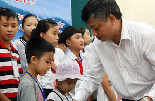 Với những ai không ủng hộ chương trình Gấu đỏ - gắn kết yêu thương, ông Doãn Mậu Diệp cho rằng: vô tình hay gián tiếp, có thể thôi, cướp đi sinh mạng của đứa trẻ. (Ảnh: VAPCR) Với những ai không ủng hộ chương trình Gấu đỏ - gắn kết yêu thương, ông Doãn Mậu Diệp cho rằng: vô tình hay gián tiếp, có thể thôi, cướp đi sinh mạng của đứa trẻ. (Ảnh: VAPCR)