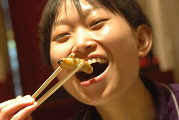 Khi ăn đuông, hiếm khi người ta ăn kèm với các loại rau củ khác; còn thức uống thường là rượu chát, rượu cúc nhẹ, không hợp với rượu đế có nồng độ cồn cao. Khi ăn phải nhấm nháp để thưởng thức hết hương vị béo, ngậy, thơm ngọt có một không hai của nó (Ảnh: chudu24). Khi ăn đuông, hiếm khi người ta ăn kèm với các loại rau củ khác; còn thức uống thường là rượu chát, rượu cúc nhẹ, không hợp với rượu đế có nồng độ cồn cao. Khi ăn phải nhấm nháp để thưởng thức hết hương vị béo, ngậy, thơm ngọt có một không hai của nó (Ảnh: chudu24).