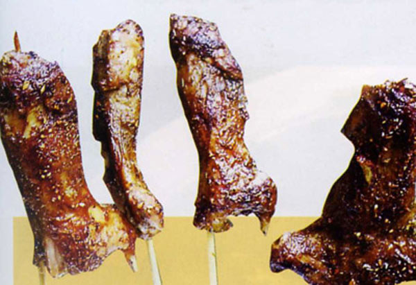 2. Chuột đồng úp trách Có nhiều cách chế biến như chuột hầm sả, giả cầy, chuột xào sả ớt, chiên vàng nhưng chuột đồng úp trách là món nhiều người ưa thích. Sau khi thui chuột cho sạch lông, vứt bỏ bộ lòng, chuột để nguyên con ướp tiêu, muối, ngũ vị hương, bột ngọt, sả, nước tương cho đến khi gia vị ngấm sâu vào thịt. Sau đó dùng cây đâm xuôi từ đuôi đến đầu theo cột sống lưng chừa một đoạn để cắm xuống đất. Con chuột trong que mang đủ hương vị thơm tho, mặn ngọt, béo giòn, dùng khi còn nóng không thua gì sơn hào hải vị, nhấp thêm ngụm rượu giữa mênh mông đất trờu thì còn gì bằng. 2. Chuột đồng úp trách Có nhiều cách chế biến như chuột hầm sả, giả cầy, chuột xào sả ớt, chiên vàng nhưng chuột đồng úp trách là món nhiều người ưa thích. Sau khi thui chuột cho sạch lông, vứt bỏ bộ lòng, chuột để nguyên con ướp tiêu, muối, ngũ vị hương, bột ngọt, sả, nước tương cho đến khi gia vị ngấm sâu vào thịt. Sau đó dùng cây đâm xuôi từ đuôi đến đầu theo cột sống lưng chừa một đoạn để cắm xuống đất. Con chuột trong que mang đủ hương vị thơm tho, mặn ngọt, béo giòn, dùng khi còn nóng không thua gì sơn hào hải vị, nhấp thêm ngụm rượu giữa mênh mông đất trờu thì còn gì bằng.