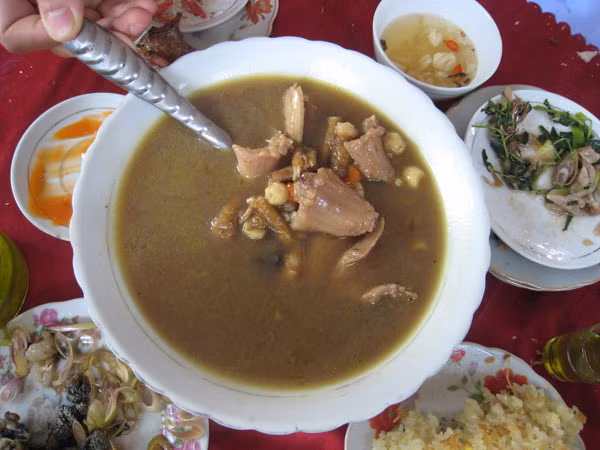 5. Rắn hổ đất nấu cháo đậu xanh Ðất U Minh, Ðồng Tháp Mười nổi tiếng về rắn, rùa. Khi bắt được rắn hổ, đập đầu cho chết. Nấu nước thật sôi để cạo vảy cho sạch, mổ bỏ nội tạng, chặt rắn thành từng khúc đều cỡ 8 phân. Hầm cho thật mềm mới vớt ra. Sau đó, đổ đậu xanh, gạo vào nước rắn, đậu xanh nở, gạo chín ta nêm nếm cho vừa miệng. Xé nhỏ từng khúc thịt rắn hổ như thịt gà, trộn rau răm, chanh, muối rắc ít tiêu. Nhai miếng thịt, húp miếng cháo nghe luồng mát lạnh tới ruột gan.