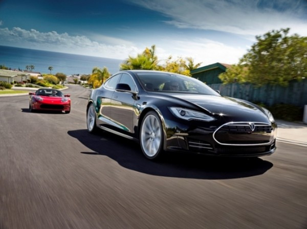 Tesla Motors Model S Tốc độ tối đa: 125 dặm/giờ Quãng đường xe chạy: 483 km Hãng sản xuất xe điện của Mỹ - Tesla vừa tiết lộ thời gian ra mắt cũng như giá của phiên bản chạy điện Model S 2012. Giá của chiếc xe này là 97.900 USD. Dự kiến Model S sẽ được sản xuất với số lượng 5.000 chiếc trong năm 2012 và kỳ vọng mẫu xe thân thiện với môi trường này sẽ nâng lên con số 20.000 chiếc vào năm 2013. Tesla Motors Model S Tốc độ tối đa: 125 dặm/giờ Quãng đường xe chạy: 483 km Hãng sản xuất xe điện của Mỹ - Tesla vừa tiết lộ thời gian ra mắt cũng như giá của phiên bản chạy điện Model S 2012. Giá của chiếc xe này là 97.900 USD. Dự kiến Model S sẽ được sản xuất với số lượng 5.000 chiếc trong năm 2012 và kỳ vọng mẫu xe thân thiện với môi trường này sẽ nâng lên con số 20.000 chiếc vào năm 2013.