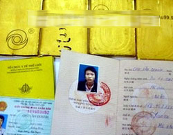 Vụ việc gây xôn xao dư luận nhất năm 2010 đó là vụ cuốn hơn 100 cây vàng quanh bụng Tối 12/3, Bộ đội Biên phòng Lào Cai đã bắt được thủ phạm. Tại cơ quan điều tra, nam thanh niên 17 tuổi ở Kim Bảng, Hà Nam khai là Chu Văn Doanh. Để vận chuyển 4kg vàng trái phép từ Hà Khẩu (Trung Quốc) về Việt Nam, nam thanh niên 17 tuổi dùng dây nịt quấn bốn miếng quanh bụng rồi mặc áo khoác che kín.