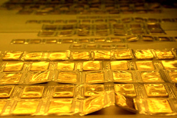 Vụ vận chuyển vàng lớn nhất An Giang năm 2011 Ngày 18/12/2011, chi cục hải quan cửa khẩu Khánh Bình (An Giang) và cảnh sát kinh tế tỉnh An Giang đã bắt giữ vụ vận chuyển trái phép 15 kg vàng (tương đương 18 tỉ đồng Việt Nam). Hai đối tượng Hà Văn Thiện và Trần Văn Điền, ngụ tại thị xã Châu Đốc đã bị bắt giữ khi đang trên đường vận chuyển vàng bằng phương tiện xe khách từ thị xã Châu Đốc mang đi TP.HCM tiêu thụ. 15 kg vàng này được Thiện và Điền bó trong ruột tượng và giấu kỹ trong người, khi bị phát hiện, các đối tượng hoàn toàn không xuất trình được bất kỳ giấy tờ gì chứng minh hàng hóa hợp pháp. (Ảnh: Báo Hải quan)