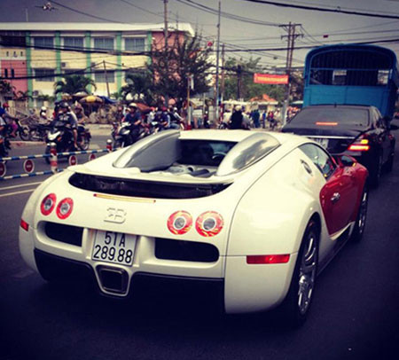 3. Lộ diện thiếu gia Sài thành sở hữu siêu xe triệu đô Bugatti Veyron Siêu xe Bugatti Veyron giá xấp xỉ 80 tỷ đồng về Việt Nam đã không chỉ là sự kiện đình đám đối với dân đam mê xe, mà đã trở thành sự kiện gây xôn xao dư luận đặc biệt trong thời gian gần đây. Qua nhiều người thuộc các câu lạc bộ xe hơi ở Sài thành, thì chủ nhân của siêu xe mang biển số 51A 289.88 này không phải ai xa lạ mà là một tên tuổi đã quen thuộc của làng xe Việt: Thiếu gia Phạm Trần Nhật Minh - Phó Tổng giám đốc Công ty TNHH nhựa Long Thành. 3. Lộ diện thiếu gia Sài thành sở hữu siêu xe triệu đô Bugatti Veyron Siêu xe Bugatti Veyron giá xấp xỉ 80 tỷ đồng về Việt Nam đã không chỉ là sự kiện đình đám đối với dân đam mê xe, mà đã trở thành sự kiện gây xôn xao dư luận đặc biệt trong thời gian gần đây. Qua nhiều người thuộc các câu lạc bộ xe hơi ở Sài thành, thì chủ nhân của siêu xe mang biển số 51A 289.88 này không phải ai xa lạ mà là một tên tuổi đã quen thuộc của làng xe Việt: Thiếu gia Phạm Trần Nhật Minh - Phó Tổng giám đốc Công ty TNHH nhựa Long Thành.