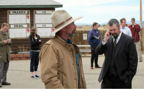 Thị trấn Buford chỉ bao gồm một ngôi nhà với ba phòng ngủ, một trường học, một trạm xăng và một vài công trình xây dựng khác trên khuôn viên 10 mẫu đất dọc theo xa lộ 80, cách thủ phủ Cheyenne của bang khoảng 50 km về phía đông, được mang ra bán đấu giá với 25 người đăng ký mua (Ảnh: BBC). Thị trấn Buford chỉ bao gồm một ngôi nhà với ba phòng ngủ, một trường học, một trạm xăng và một vài công trình xây dựng khác trên khuôn viên 10 mẫu đất dọc theo xa lộ 80, cách thủ phủ Cheyenne của bang khoảng 50 km về phía đông, được mang ra bán đấu giá với 25 người đăng ký mua (Ảnh: BBC).