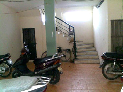 Cầu thang bộ đồng thời là nơi thoát hiểm duy nhất ở chung cư mini. (Ảnh: Lê Linh) Cầu thang bộ đồng thời là nơi thoát hiểm duy nhất ở chung cư mini. (Ảnh: Lê Linh)