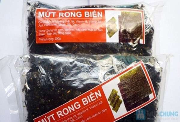 11. Mứt rong biển sấy khô Được tẩm ướp gia vị ngon miệng, là hải sản "rau xanh độc đáo", giàu chất dinh dưỡng: iốt, canxi, vitamins, chất khoáng, đạm. Đây là loại thực phẩm có lợi cho sức khỏe, đặc biệt là người lớn tuổi, người bị cao huyết áp. Bảo quản dễ dàng, sử dụng tiện lợi, là món quà ý nghĩa nhân dịp tết đến xuân về. 11. Mứt rong biển sấy khô Được tẩm ướp gia vị ngon miệng, là hải sản "rau xanh độc đáo", giàu chất dinh dưỡng: iốt, canxi, vitamins, chất khoáng, đạm. Đây là loại thực phẩm có lợi cho sức khỏe, đặc biệt là người lớn tuổi, người bị cao huyết áp. Bảo quản dễ dàng, sử dụng tiện lợi, là món quà ý nghĩa nhân dịp tết đến xuân về.