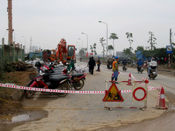 Đây cũng là nguyên nhân gây nên cảnh mất nước không được báo trước của hàng nghìn hộ dân ở các khu vực Thanh Xuân, Cầu Giấy, Hoàng Mai, bức xúc, phẫn nộ này đã được rấy lên thành cao trào trong những ngày vừa qua.