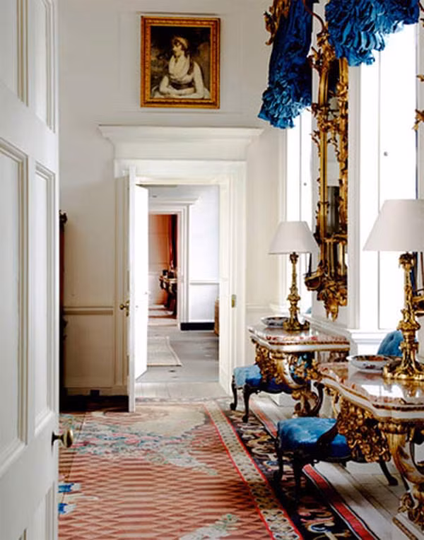 Những chiếc gương lớn được treo trong căn phòng đầu tiên. Những chiếc bàn gỗ có mạ vàng này chính là những tặng phẩm của chủ nhân.