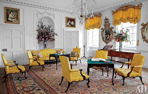 Căn phòng tiếp theo là nơi dành cho thư giãn chuyển sang tông vàng sang trọng. Nhưng sofa và ghế tựa vẫn giữ một phong cách riêng. Căn phòng tiếp theo là nơi dành cho thư giãn chuyển sang tông vàng sang trọng. Nhưng sofa và ghế tựa vẫn giữ một phong cách riêng.