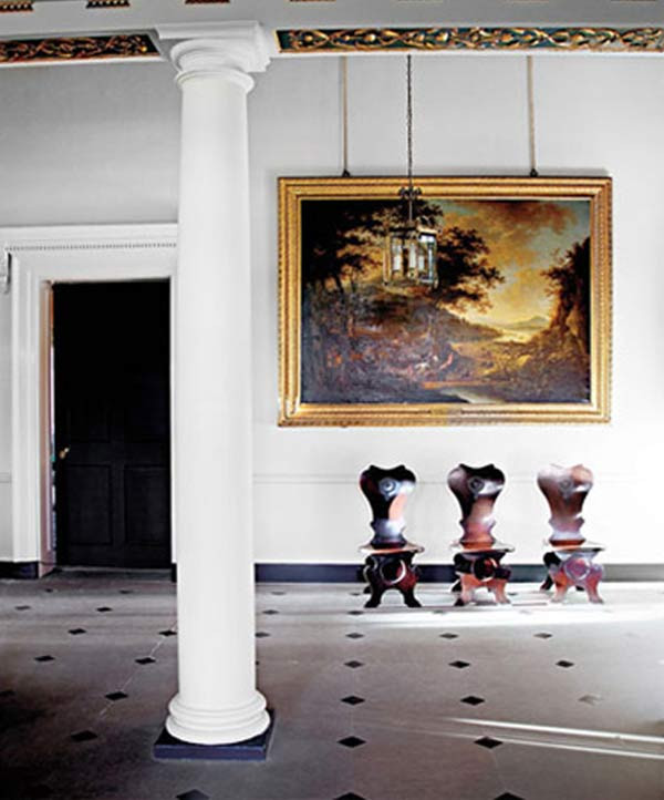 Trên tường là bức tranh của danh họa Jacob de Heusch. Ba chiếc ghế trong bộ sưu tập 8 chiếc của Alexander Peter. Trên tường là bức tranh của danh họa Jacob de Heusch. Ba chiếc ghế trong bộ sưu tập 8 chiếc của Alexander Peter.