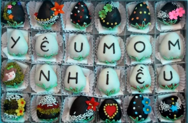 Chocolate dâu tây hộp 24 trái với những lời thủ thỉ rất riêng tự tận trái tim. (Giá bán: 325.000 đồng/hộp, tại 235 Cộng Hòa, Phường 13, Q. Tân Bình, TP.HCM, 0937 863 889).
