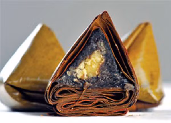 Thưởng thức từng miếng bánh thơm ngon, bùi ngọt của gai, của mật, thấy hương thơm ngây ngất, quyến rũ... thứ hương vị đặc sắc đó khắc sâu mãi trong tâm trí. Vừa dân dã vừa thanh đạm cao quý. Bảo sao đến cả các bậc vua chúa cũng không thể chối từ.