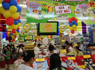 Từ nay đến hết ngày 3/9 (2 tháng), Big C giảm giá trên 300 sản phẩm thiết yếu với mức giảm từ 2 - 12%. Từ nay đến hết ngày 3/9 (2 tháng), Big C giảm giá trên 300 sản phẩm thiết yếu với mức giảm từ 2 - 12%.