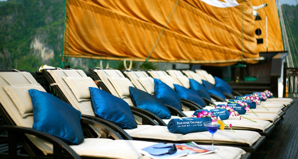 Lựa chọn thiết kế độc đáo và những chất liệu tự nhiên tốt nhất - gỗ quý, lụa Khai Silk, lanh, taffeta, đá cẩm thạch, đồ sứ, pha lê và đồ bạc tinh tế chỉ là một số ví dụ. Kết hợp không gian sang trọng đẳng cấp với sự hiếu khách của người Việt, tàu Paradise mong muốn du khách cảm nhận được sự thư giãn tuyệt đối và sự sang trọng đích thực trên một du thuyền cao cấp.