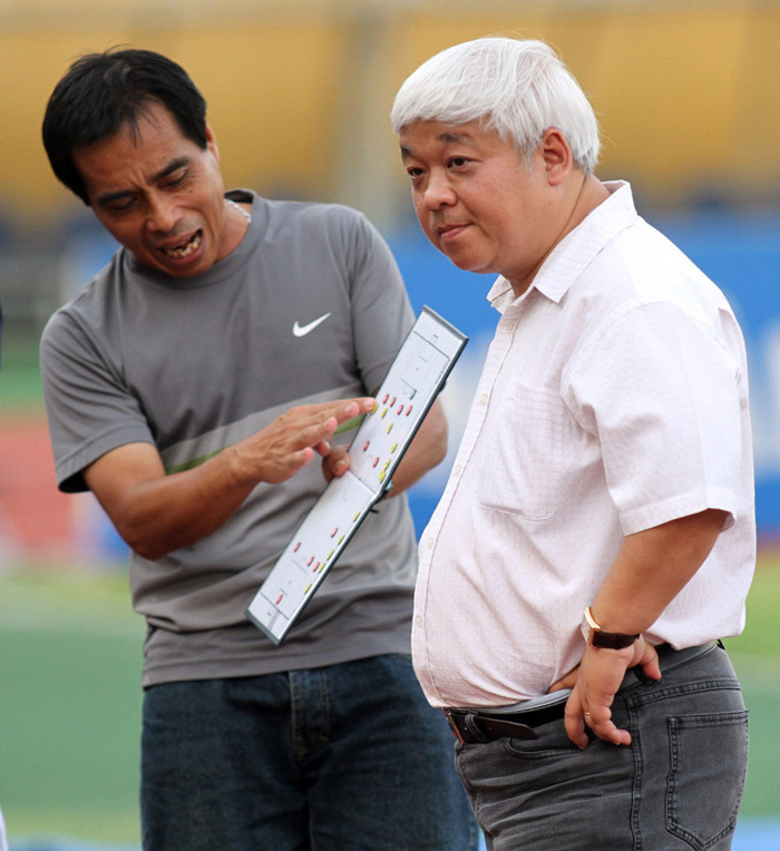 Bầu Kiên bị bắt, "nhà đầu tư trong nước bán quá mạnh tay, thậm chí bán luôn cả những cổ phiếu tốt chẳng liên quan gì đến ACB. Tranh thủ thị trường đang lao dốc, các nhà đầu tư nước ngoài đã mua vào một lượng lớn cổ phiếu của Việt Nam" - một bình luận trên Twitter