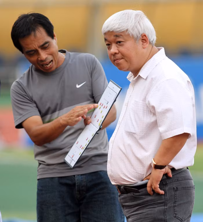 Bầu Kiên bị bắt, "nhà đầu tư trong nước bán quá mạnh tay, thậm chí bán luôn cả những cổ phiếu tốt chẳng liên quan gì đến ACB. Tranh thủ thị trường đang lao dốc, các nhà đầu tư nước ngoài đã mua vào một lượng lớn cổ phiếu của Việt Nam" - một bình luận trên Twitter