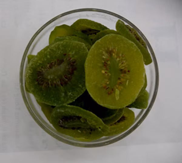 1. Mứt Kiwi Quả kiwi xanh có vị chua khá gắt tuy nhiên lúc sên mứt xong vị chua trở nên thanh nhẹ và vô cùng dễ chịu; món mứt dẻo dẻo, chua ngọt hài hòa chắc chắn là một món bạn nên thử vào dịp Tết năm nay!