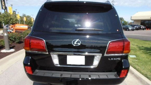 Không chỉ có một mà trong showroom của Cường Luxury có tới ba chiếc Lexus. Trong đó có một chiếc CT200h 2011 và hai chiếc xe thể thao đa dụng cỡ lớn LX570 2011 đen và trắng.