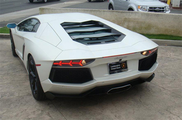 Tại Mỹ, giá bán một chiếc Aventador khoảng 420.000 USD. Tuy nhiên ngoài số tiền khủng trên, không phải ai cũng có cơ hội mua được bởi dòng xe này sản xuất với số lượng rất hạn chế.