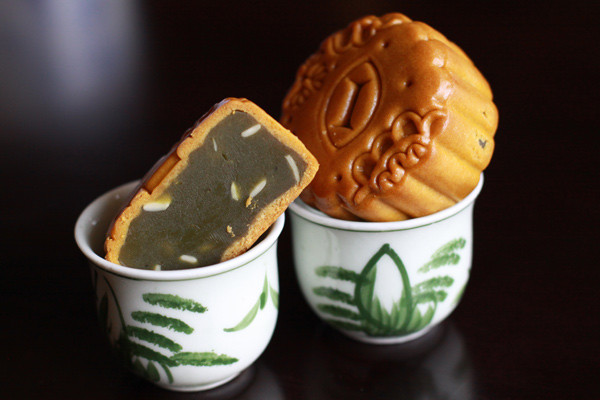 Hộp Trăng xưa gồm 4 bánh, mỗi bánh 90g: bánh trà xanh, bánh sen cà phê, bánh mè đen trứng muối và bánh đậu đỏ. Hộp Trăng xưa gồm 4 bánh, mỗi bánh 90g: bánh trà xanh, bánh sen cà phê, bánh mè đen trứng muối và bánh đậu đỏ.