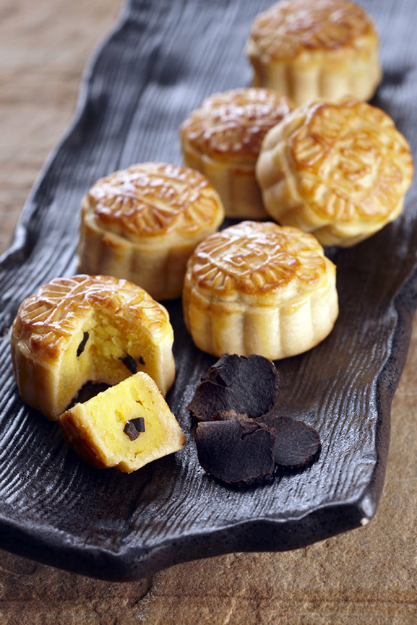 Thưởng thức vị ngọt mát từ các nguyên liệu đặc biệt của bánh Trung thu tại khách sạn Sofitel Plaza từ hương hoa sen truyền thống tới hương lúa xanh man mát, từ hương dứa trái cây tới hương vị dâu tây ngon ngọt, kèm thêm vị thơm riêng của dăm bông, hương vị nổi bật kỳ diệu của kem, giúp các thực khách dễ dàng xua tan đi cái nóng nực, oi ả của mùa hè. Thưởng thức vị ngọt mát từ các nguyên liệu đặc biệt của bánh Trung thu tại khách sạn Sofitel Plaza từ hương hoa sen truyền thống tới hương lúa xanh man mát, từ hương dứa trái cây tới hương vị dâu tây ngon ngọt, kèm thêm vị thơm riêng của dăm bông, hương vị nổi bật kỳ diệu của kem, giúp các thực khách dễ dàng xua tan đi cái nóng nực, oi ả của mùa hè.