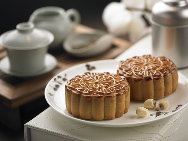 Tại khách sạn Sofitel Plaza (Thanh Niên, Hà Nội), hòa mình vào không khí rộn rã của đêm trăng rằm, tiệm bánh nhà hàng Ming cũng đem đến cho quý khách những hương vị bánh trung thu mới đầy sáng tạo. Tại khách sạn Sofitel Plaza (Thanh Niên, Hà Nội), hòa mình vào không khí rộn rã của đêm trăng rằm, tiệm bánh nhà hàng Ming cũng đem đến cho quý khách những hương vị bánh trung thu mới đầy sáng tạo.