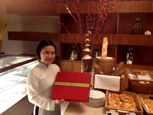 Nói về giá cả, đại diện khách sạn InterContinental chia sẻ: Năm nay, kinh tế suy thoái nên giá bánh cũng giảm để phù hợp với khả năng tiêu dùng của khách hàng. Giá một hộp bánh của InterContinental rơi vào khoảng 595.000 đồng - 725.000 đồng/1 hộp Nói về giá cả, đại diện khách sạn InterContinental chia sẻ: Năm nay, kinh tế suy thoái nên giá bánh cũng giảm để phù hợp với khả năng tiêu dùng của khách hàng. Giá một hộp bánh của InterContinental rơi vào khoảng 595.000 đồng - 725.000 đồng/1 hộp