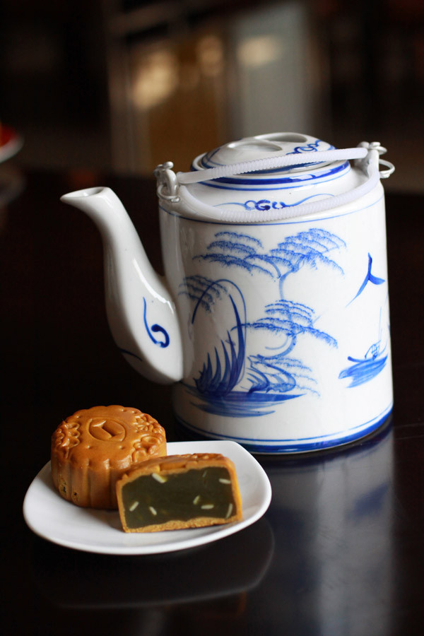 Bánh Trung thu tại InterContinental in nổi hình chữ I trên bề mặt bánh, tượng trưng cho sự đoàn viên, là thứ không thể thiếu để cúng trăng và thổ địa công vào mỗi mùa Trung thu. Bánh Trung thu tại InterContinental in nổi hình chữ I trên bề mặt bánh, tượng trưng cho sự đoàn viên, là thứ không thể thiếu để cúng trăng và thổ địa công vào mỗi mùa Trung thu.