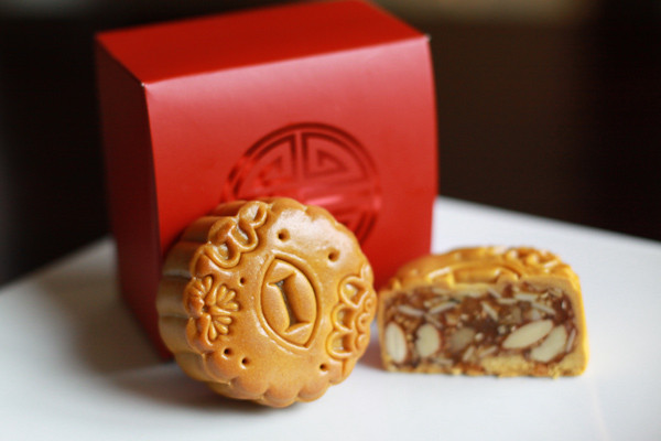 Hộp bánh được chuẩn bị công phu với mẫu mã đa dạng và được đặt hàng từ nhiều tháng trước Hộp bánh được chuẩn bị công phu với mẫu mã đa dạng và được đặt hàng từ nhiều tháng trước