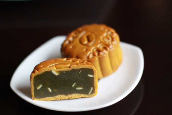 Nói về xu hướng năm nay, đại diện khách sạn InterContinental cho biết: Do nhu cầu của khách hàng mua bánh để biếu, tặng là chủ yếu nên năm nay, khách sạn không những chỉ quan tâm đến chất lượng (không dùng chất bảo quản), nguyên liệu đặc biệt mà còn chú trọng đến hình thức bên ngoài của các loại bánh. Nói về xu hướng năm nay, đại diện khách sạn InterContinental cho biết: Do nhu cầu của khách hàng mua bánh để biếu, tặng là chủ yếu nên năm nay, khách sạn không những chỉ quan tâm đến chất lượng (không dùng chất bảo quản), nguyên liệu đặc biệt mà còn chú trọng đến hình thức bên ngoài của các loại bánh.