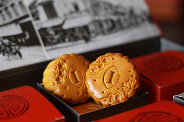 Hàng năm, vào dịp Tết Trung thu, các đầu bếp của “khách sạn nổi” InterContinental Hanoi Westlake lại bắt tay thực hiện những chiếc bánh trung thu xinh xắn mang hương vị rất riêng của InterContinental. Hàng năm, vào dịp Tết Trung thu, các đầu bếp của “khách sạn nổi” InterContinental Hanoi Westlake lại bắt tay thực hiện những chiếc bánh trung thu xinh xắn mang hương vị rất riêng của InterContinental.