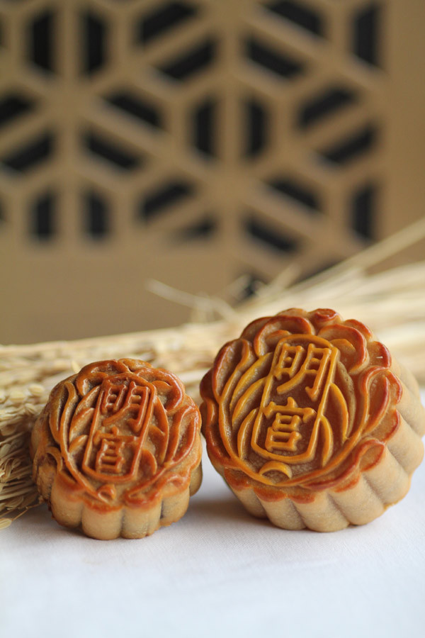 Thiết kế cầu kỳ của chiếc bánh Trung thu tại khách sạn Sofitel Plaza. Thiết kế cầu kỳ của chiếc bánh Trung thu tại khách sạn Sofitel Plaza.