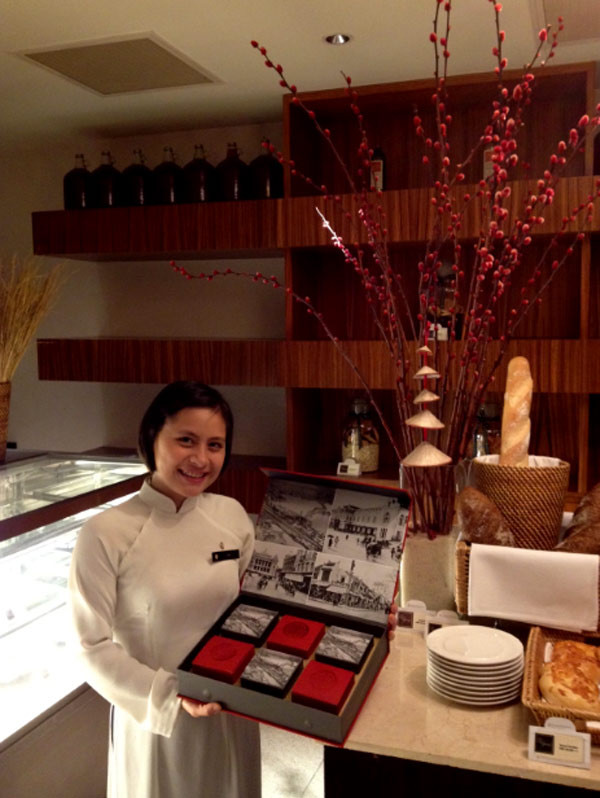 Hộp Trăng Sen gồm 6 bánh, mỗi bánh 90g: bánh trà xanh, bánh sen cà phê, bánh mè đen trứng muối, bánh đậu đỏ, bánh sen trắng trứng muối và bánh hạt trộn tổng hơp, giá 725.000 đồng/1 hộp (giá chưa bao gồm thuế). Hộp Trăng Sen gồm 6 bánh, mỗi bánh 90g: bánh trà xanh, bánh sen cà phê, bánh mè đen trứng muối, bánh đậu đỏ, bánh sen trắng trứng muối và bánh hạt trộn tổng hơp, giá 725.000 đồng/1 hộp (giá chưa bao gồm thuế).