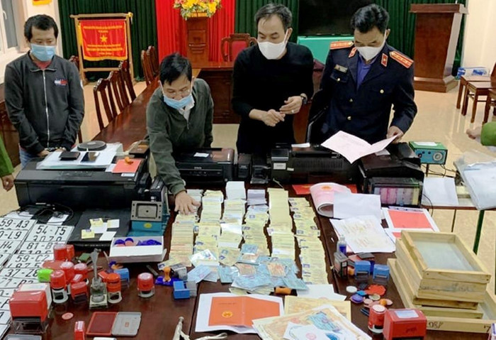 Nhiều chứng chỉ, văn bằng giả mạo bị cơ quan công an phát hiện. Ảnh: CA Nhiều chứng chỉ, văn bằng giả mạo bị cơ quan công an phát hiện. Ảnh: CA