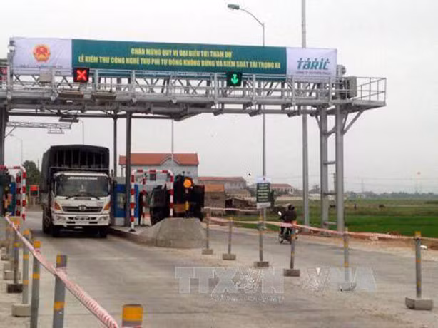 Trạm thu phí BOT Tasco trong ngày đưa vào thử nghiệm công nghệ thu phí không dừng. Ảnh: Quang Toàn - TTXVN.
