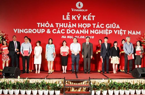 Lễ ký kết hợp tác đợt 1 giữa Vingroup với gần 250 doanh nghiệp Việt tham gia chương trình “Đồng hành, hỗ trợ và thúc đẩy sản xuất nội địa”. Lễ ký kết hợp tác đợt 1 giữa Vingroup với gần 250 doanh nghiệp Việt tham gia chương trình “Đồng hành, hỗ trợ và thúc đẩy sản xuất nội địa”.
