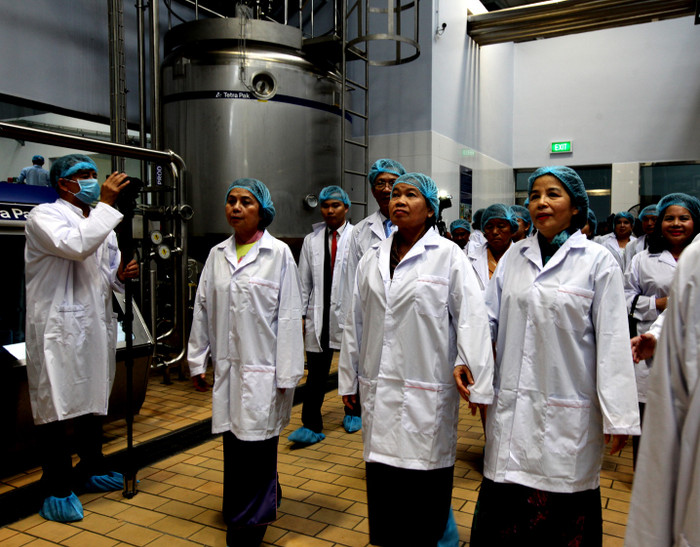 Bà Men Sam On - Phó thủ tướng chính phủ Vương quốc Campuchia cùng khách mời uống thử những sản phẩm sữa đầu tiên do Nhà máy sữa Angkor sản xuất. Bà Men Sam On - Phó thủ tướng chính phủ Vương quốc Campuchia cùng khách mời uống thử những sản phẩm sữa đầu tiên do Nhà máy sữa Angkor sản xuất.