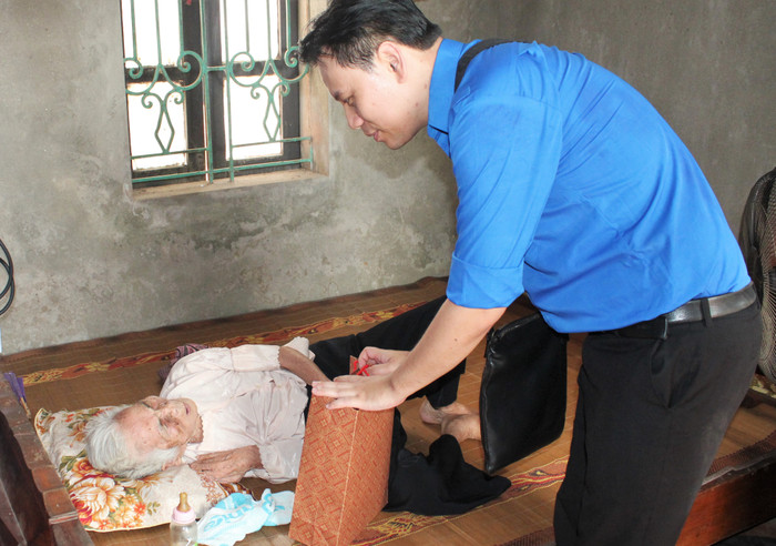 Lãnh đạo Cục và bác sỹ trong đoàn trực tiếp đến thăm hỏi, khám và tặng quà cho Mẹ Việt Nam anh hùng Lãnh đạo Cục và bác sỹ trong đoàn trực tiếp đến thăm hỏi, khám và tặng quà cho Mẹ Việt Nam anh hùng