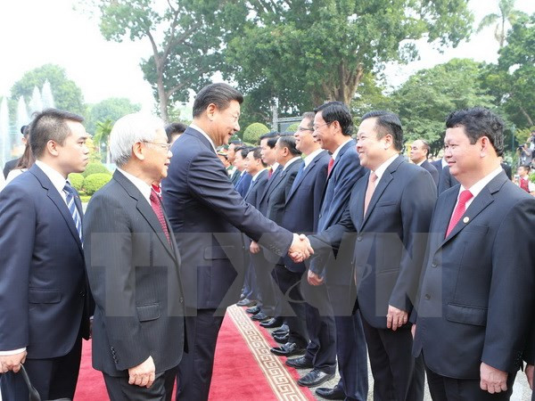 Tổng Bí thư Nguyễn Phú Trọng giới thiệu với Tổng Bí thư , Chủ tịch nước Trung Quốc Tập Cận Bình các thành viên đoàn Việt Nam. (Ảnh: Trí Dũng) Tổng Bí thư Nguyễn Phú Trọng giới thiệu với Tổng Bí thư , Chủ tịch nước Trung Quốc Tập Cận Bình các thành viên đoàn Việt Nam. (Ảnh: Trí Dũng)